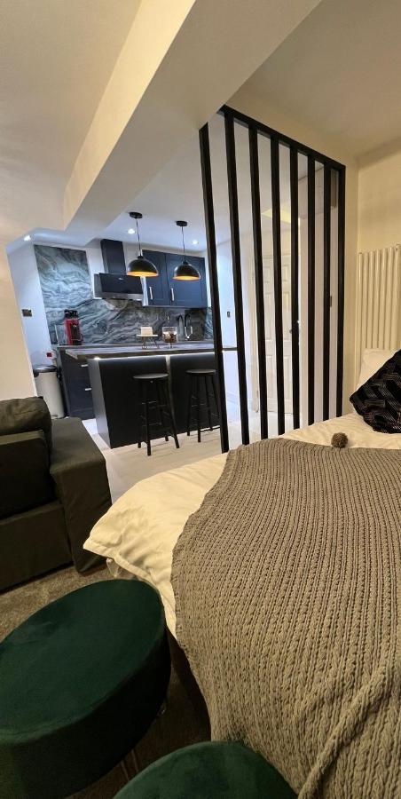 Newly Renovated Modern In West Kensington Londra