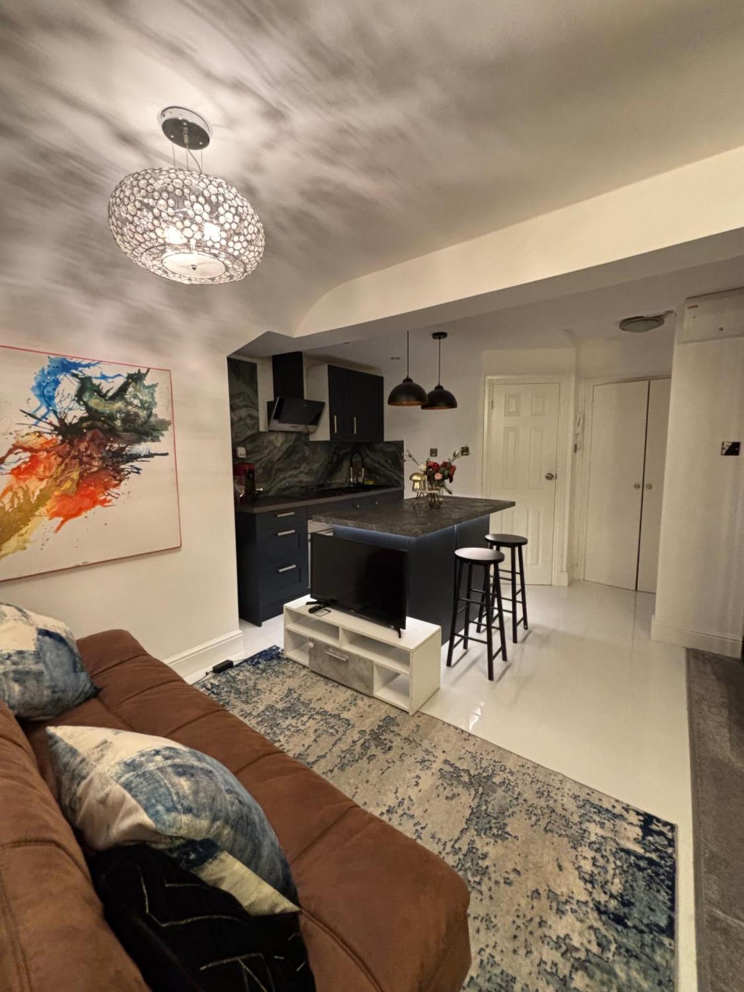 Newly Renovated Modern In West Kensington Londra